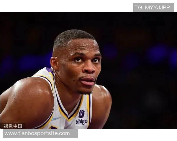 克尼佩尔半场表现亮眼9投5中贡献12分2板4助攻三分球命中率高达50