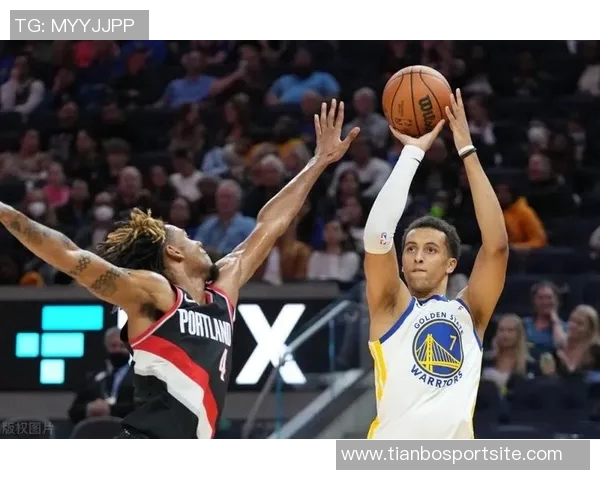 怀特首节火力全开半场贡献18分3板3助表现抢眼状态火热